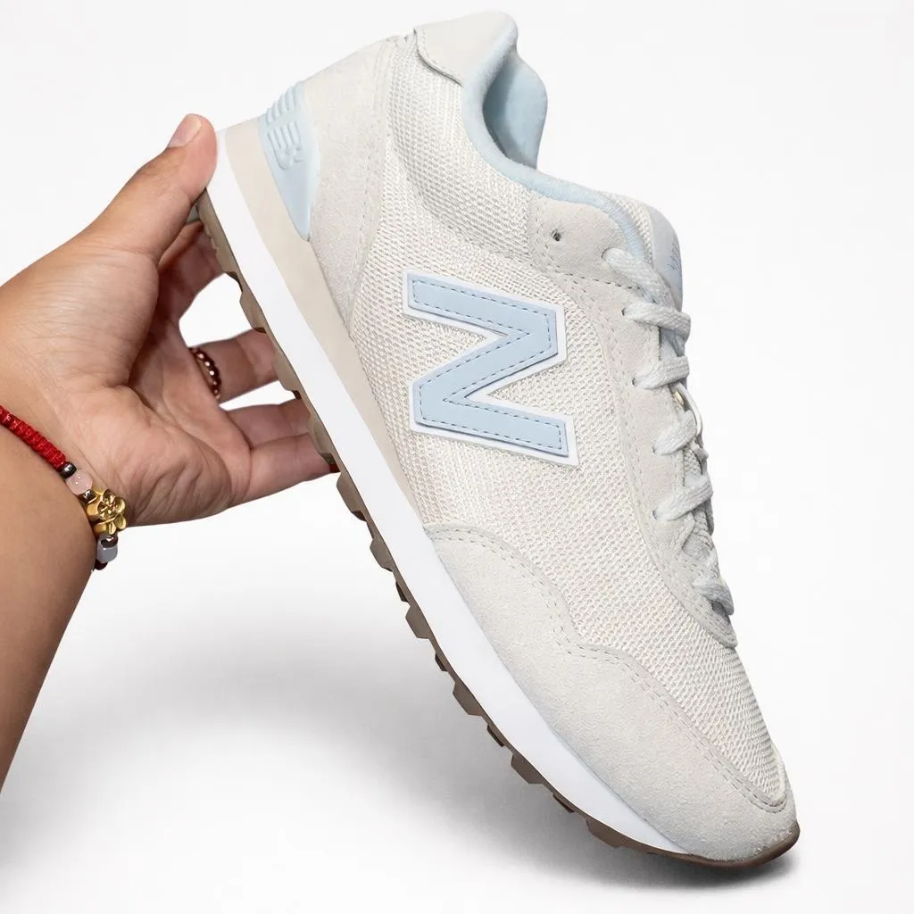 Tenis New Balance de mujer color blanco con detalles azules
